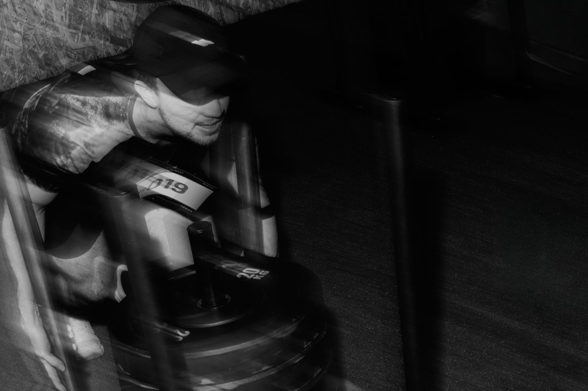 Atleta empujando el trineo en una carrera HYROX de Sport Training